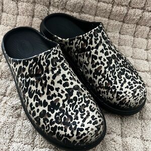 OOFOS Leopard-Print Clogs in Black & Cream
